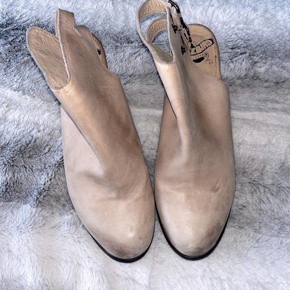 Smoke Bootie in Beige
Freebird by Steven
Color:Beige - Picture 7 of 11